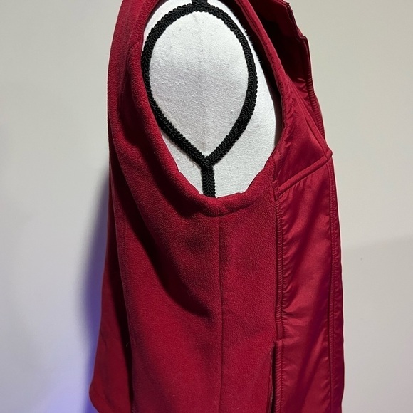 E studio deep red vest - Picture 2 of 7